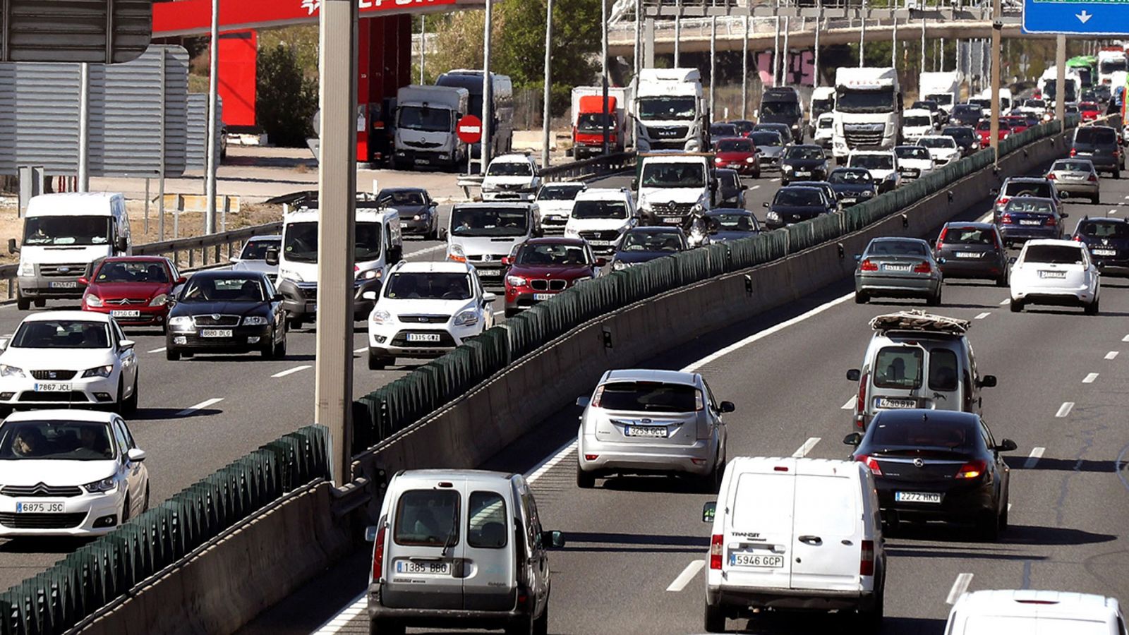 Telediario 1:  Retenciones en las grandes ciudades en la primera fase de la operación salida de la Semana Santa | RTVE Play