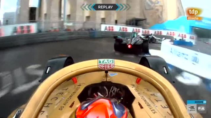  - Un choque entre tres coches provoca 45 minutos de retraso en la Fórmula E, gana Evans la prueba