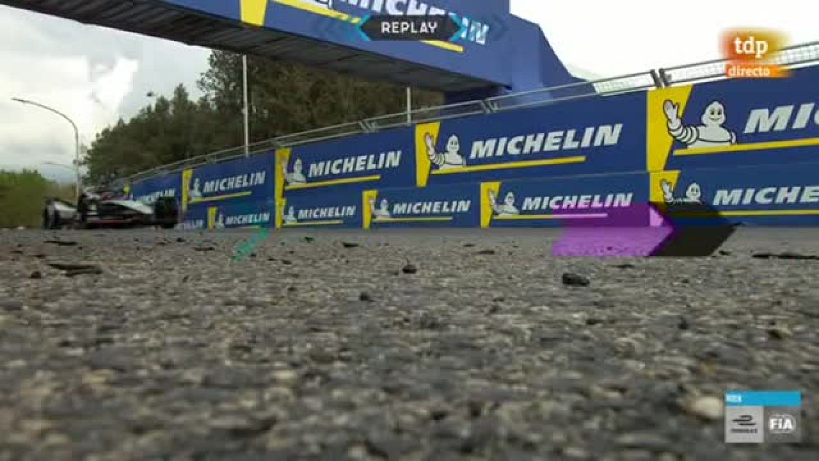 EspectEspectáculo en la Fórmula E con los coches despegando del suelo