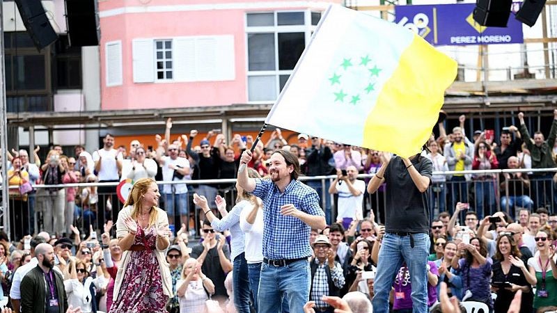 Iglesias ondea la bandera independentista canaria en un mitin patriótico
