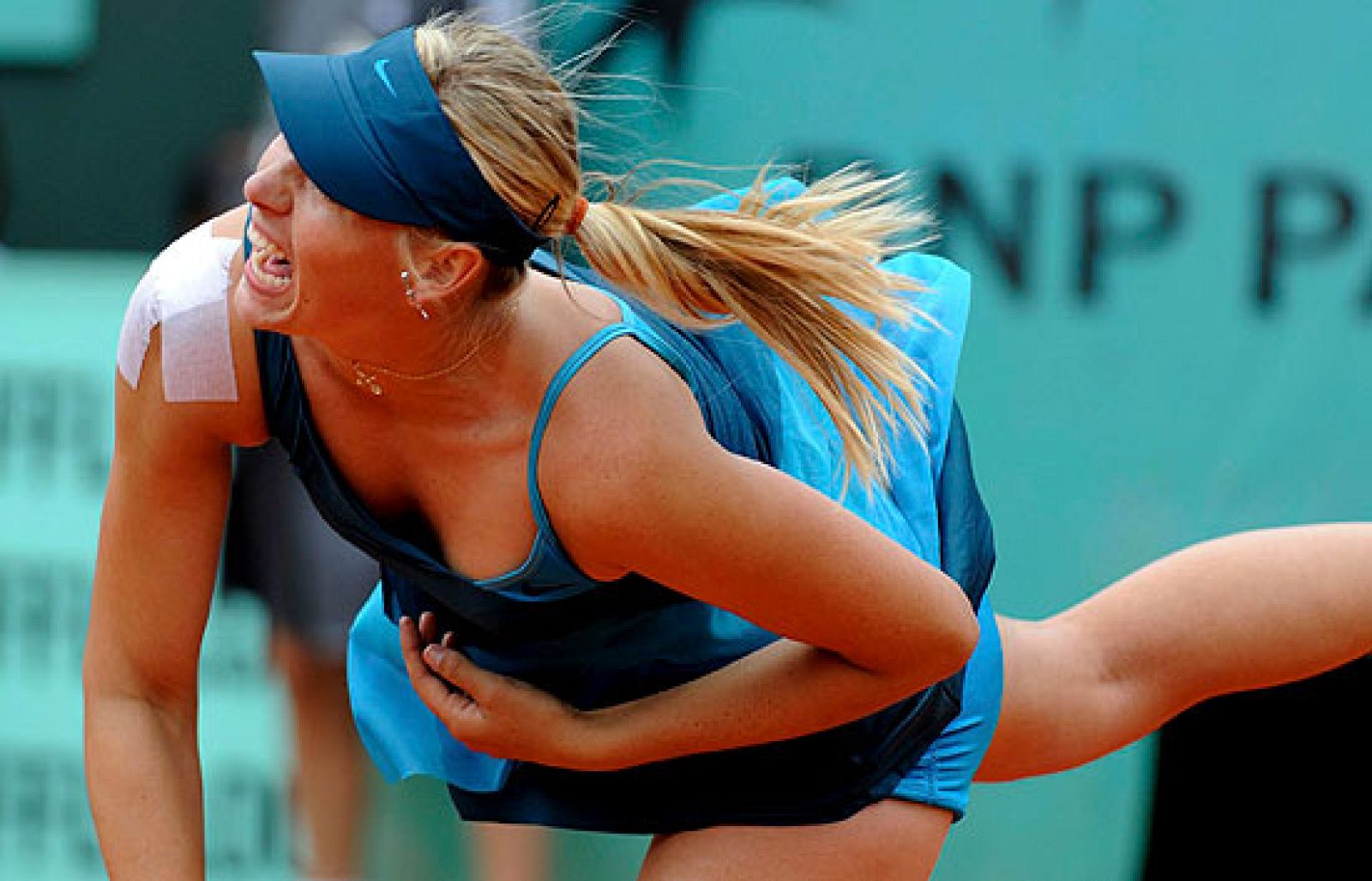 Maria Sharapova se impuso a su compatriota Nadia Petrova en un apretado duelo (6-2, 1-6, 8-6).