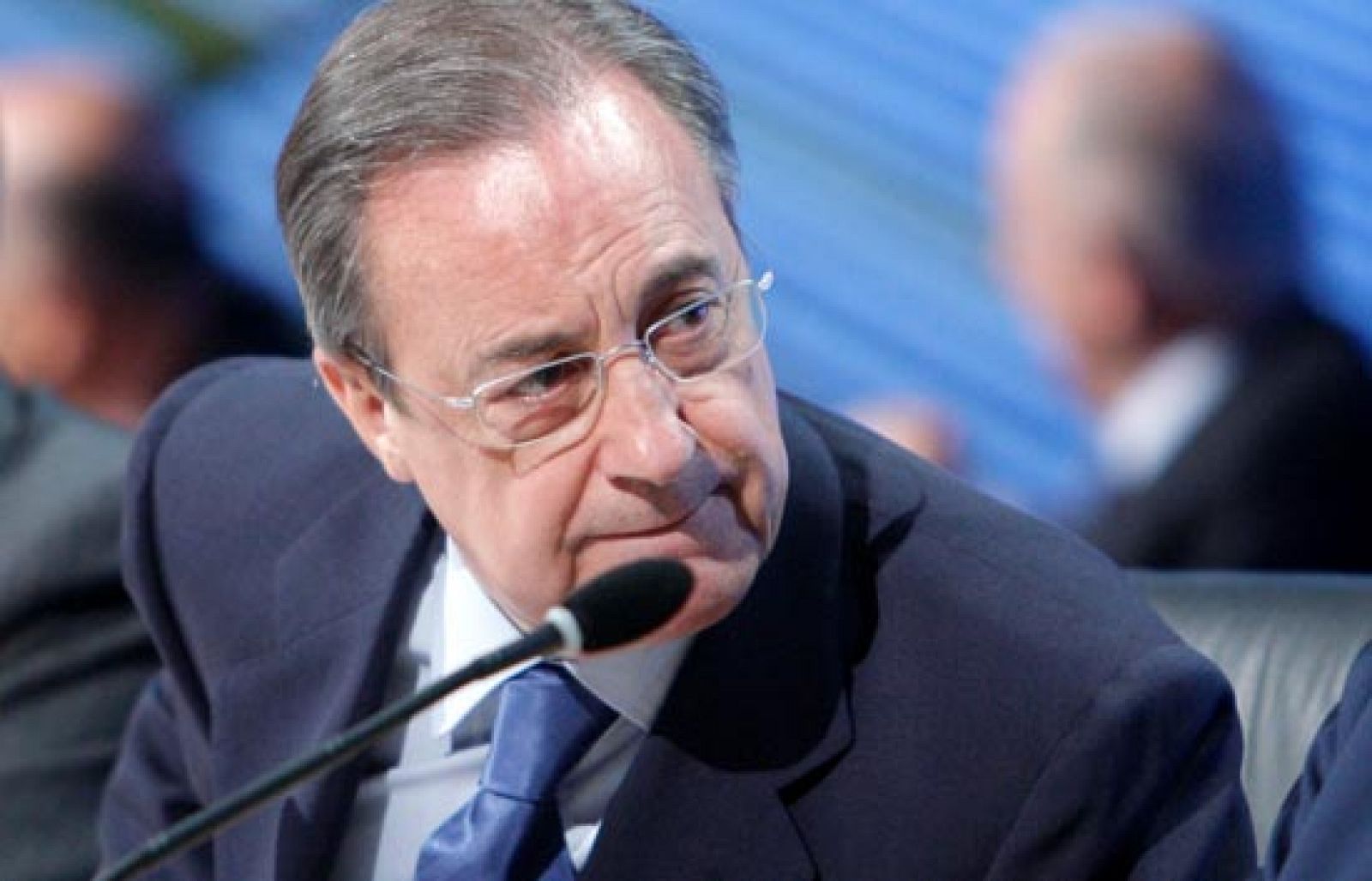 El día en que han registrado la sede del Madrid por orden judicial, Florentino Pérez hace oficial su candidatura. Además, Van Nistelrooy desea volver a jugar en el Bernabéu. 
