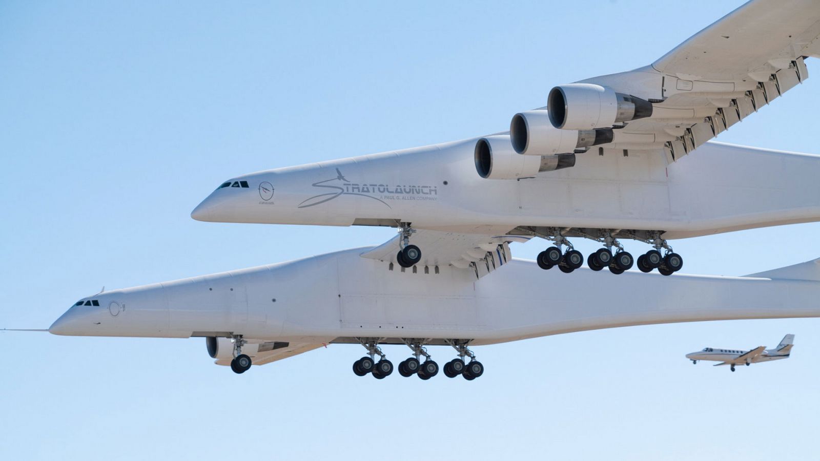 Telediario 1: El avión de mayor envergadura del mundo completa con éxito su primer vuelo de prueba | RTVE Play