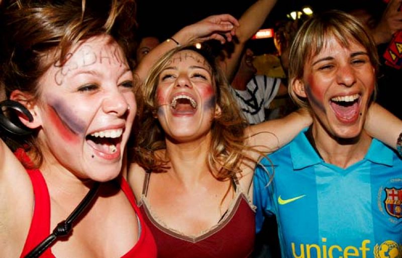 Los aficionados del Barcelona se han congregado en masa en la Fuente de Canaletes para celebrar la Liga de Campeones conseguida por su equipo.