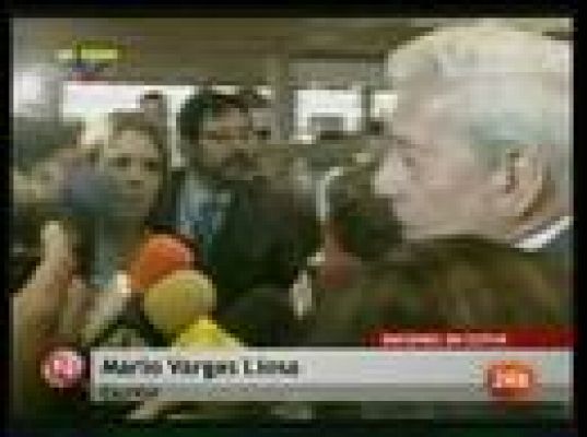 Venezuela retiene a Vargas Llosa