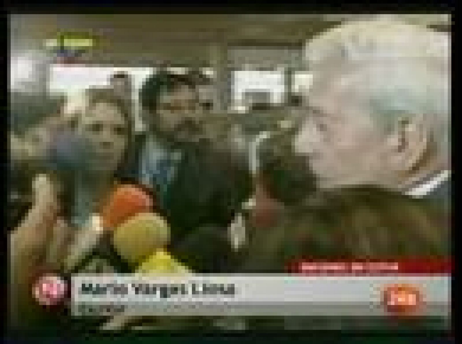 El escritor peruano Mario Vargas Llosa ha estado retenido durante 90 minutos por las autoridades aeroportuarias de Venezuela, a donde ha viajado para participar entre el jueves y el viernes en un foro sobre libertad y propiedad privada. Ha aterrizado, junto a su mujer, procedente de Colombia (27/05/09).