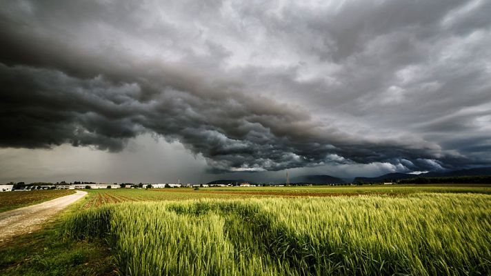 Chubascos y tormentas en el Cantábrico, alto Ebro, Navarra y norte de la meseta Norte