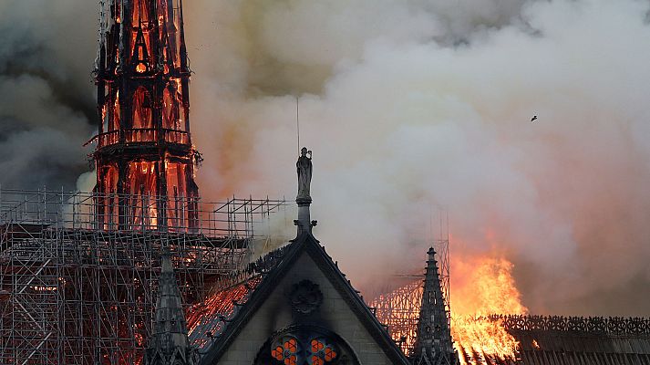 Así cayó la aguja de Notre Dame de París