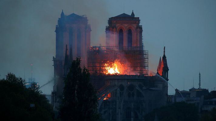 Telediario 1 - Un devastador incendio consume la catedral de Notre Dame en París