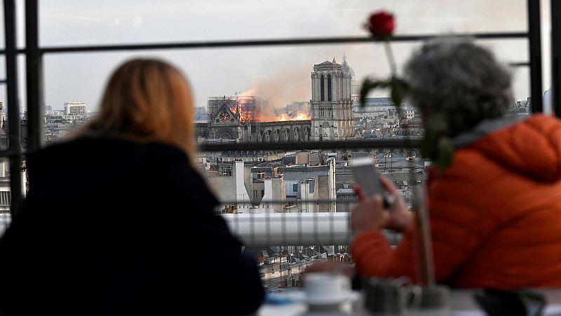 "Horror" y "tristeza": así han vivido las redes sociales el incendio en directo de Notre Dame