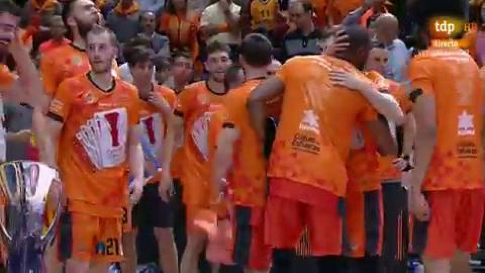 Los jugadores del Valencia Basket reciben el trofeo de campeones de la Eurocup