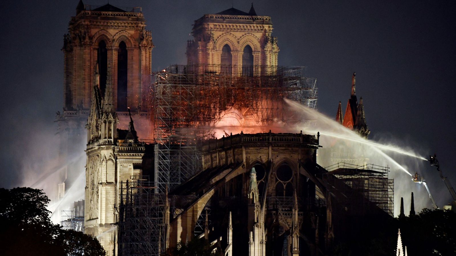 Incendio en la catedral de Notre Dame de París: Los bomberos aseguran que el incendio está "bajo control, parcialmente extinguido" - RTVE.es