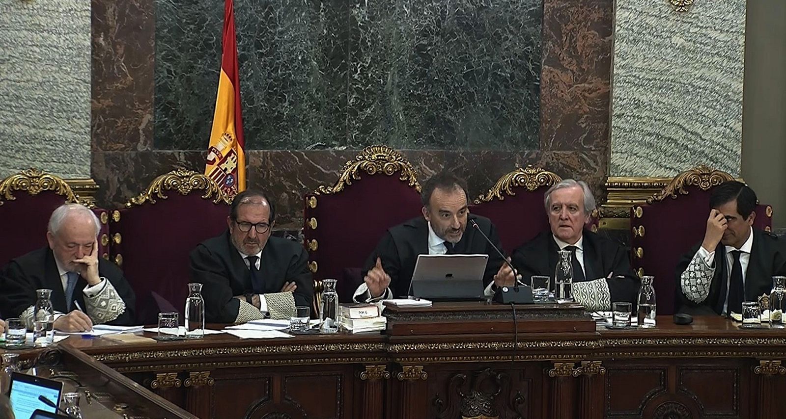 Un antidisturbios del 1-O: "Al ver que nos superaban tanto en número se abalanzaron sobre nosotros"