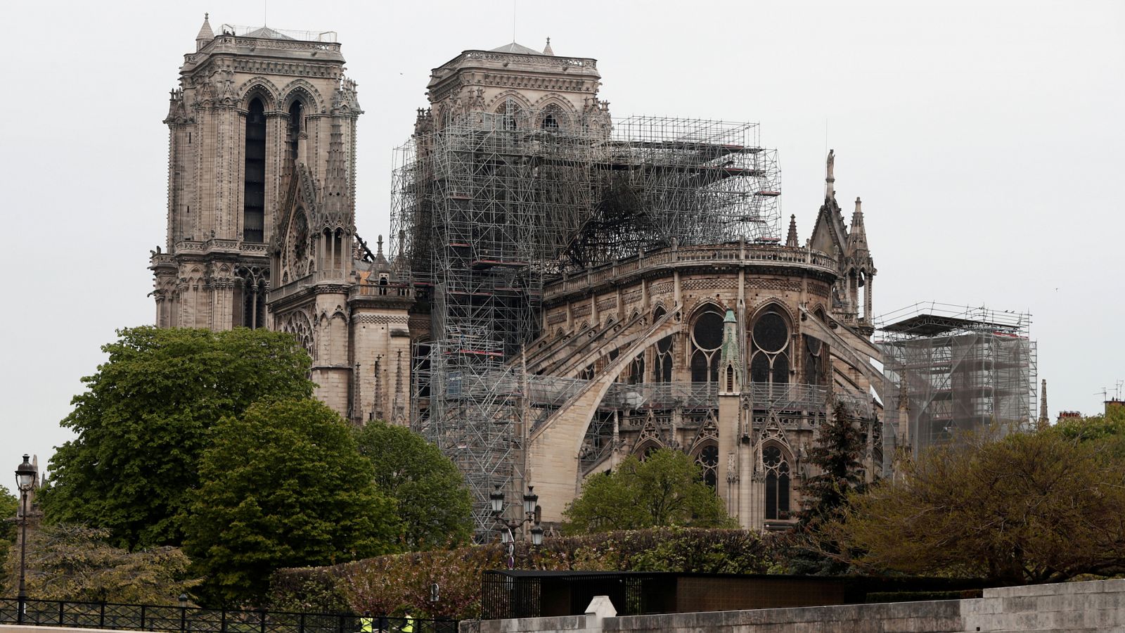 Informativo 24h: Los bomberos dan por extinguido el incendio en Notre Dame y ahora se evaluarán los daños | RTVE Play