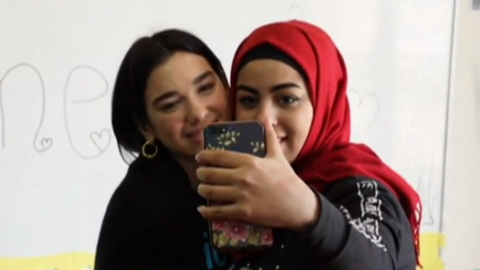 Corazón - Dua Lipa visita un campo de refugiados