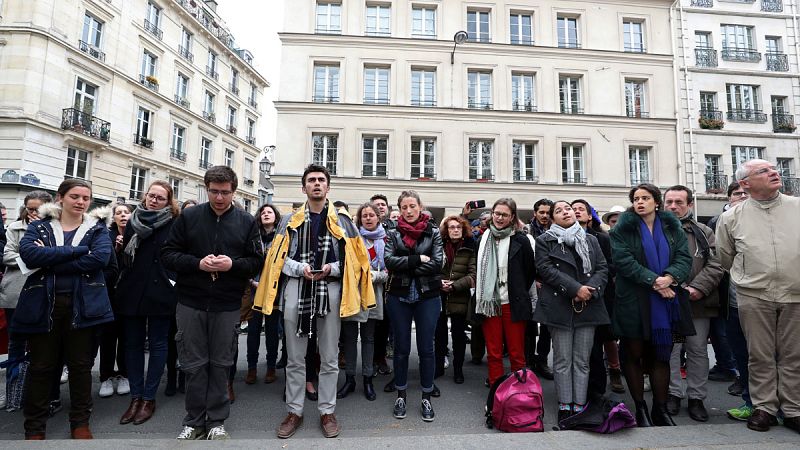 La destrucción de gran parte de la catedral de Notre Dame, una de las joyas del gótico más visitadas del mundo, ha tenido una gran repercusión internacional. Pero sobre todo ha conmocionado a los franceses y muy especialmente a los parisinos...