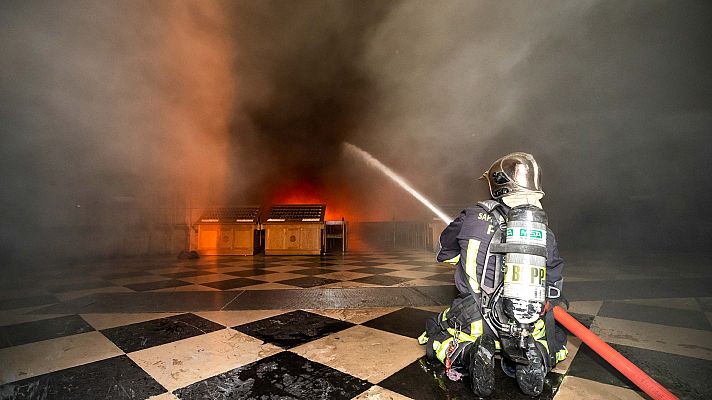 Telediario 1 - Las dificultades de la extinción del fuego en un edificio hi