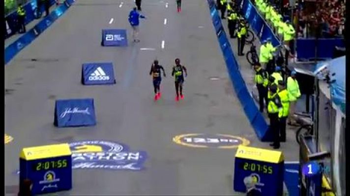 Tras más de dos horas corriendo, el Maratón de Boston se resuelve al 'sprint'