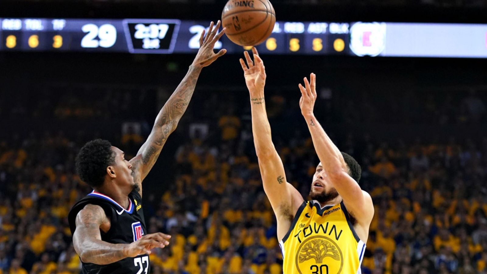 El base reserva Lou Williams aportó un doble-doble de 36 puntos y 11 asistencias y el novato Landry Shamet anotó un triple a falta de 16.5 segundos para concluir el tiempo reglamentario y Los Angeles Clippers completaron remontada de 31 tantos al ven