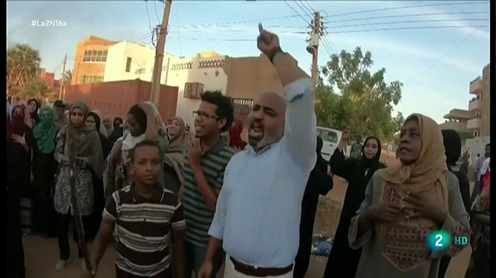 Los sudaneses siguen en las calles