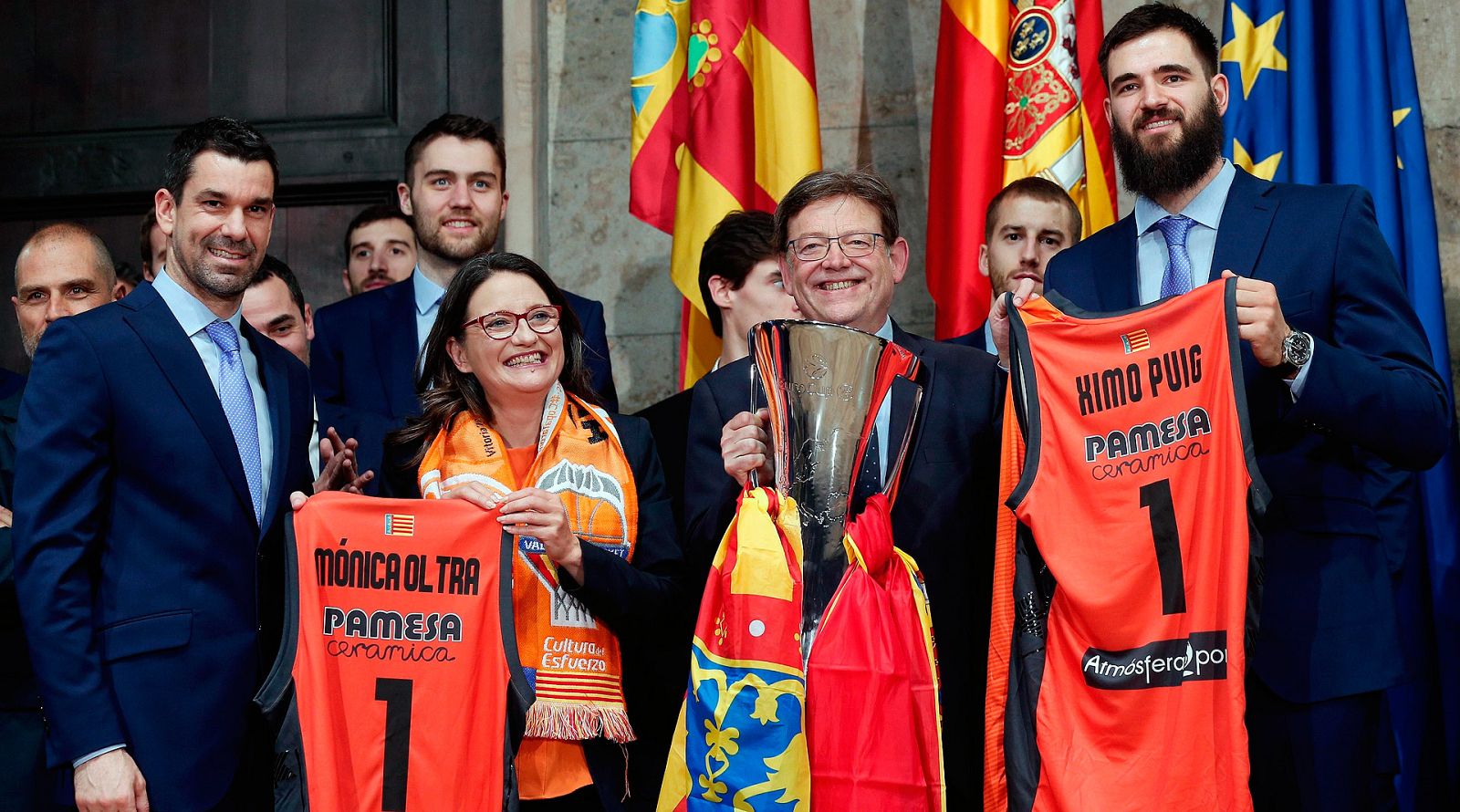 Tras conquistar la Eurocup al derrotar al Alba Berlín, el Valencia Basket ha celebrado con sus aficionados y con las instituciones el título conseguido.