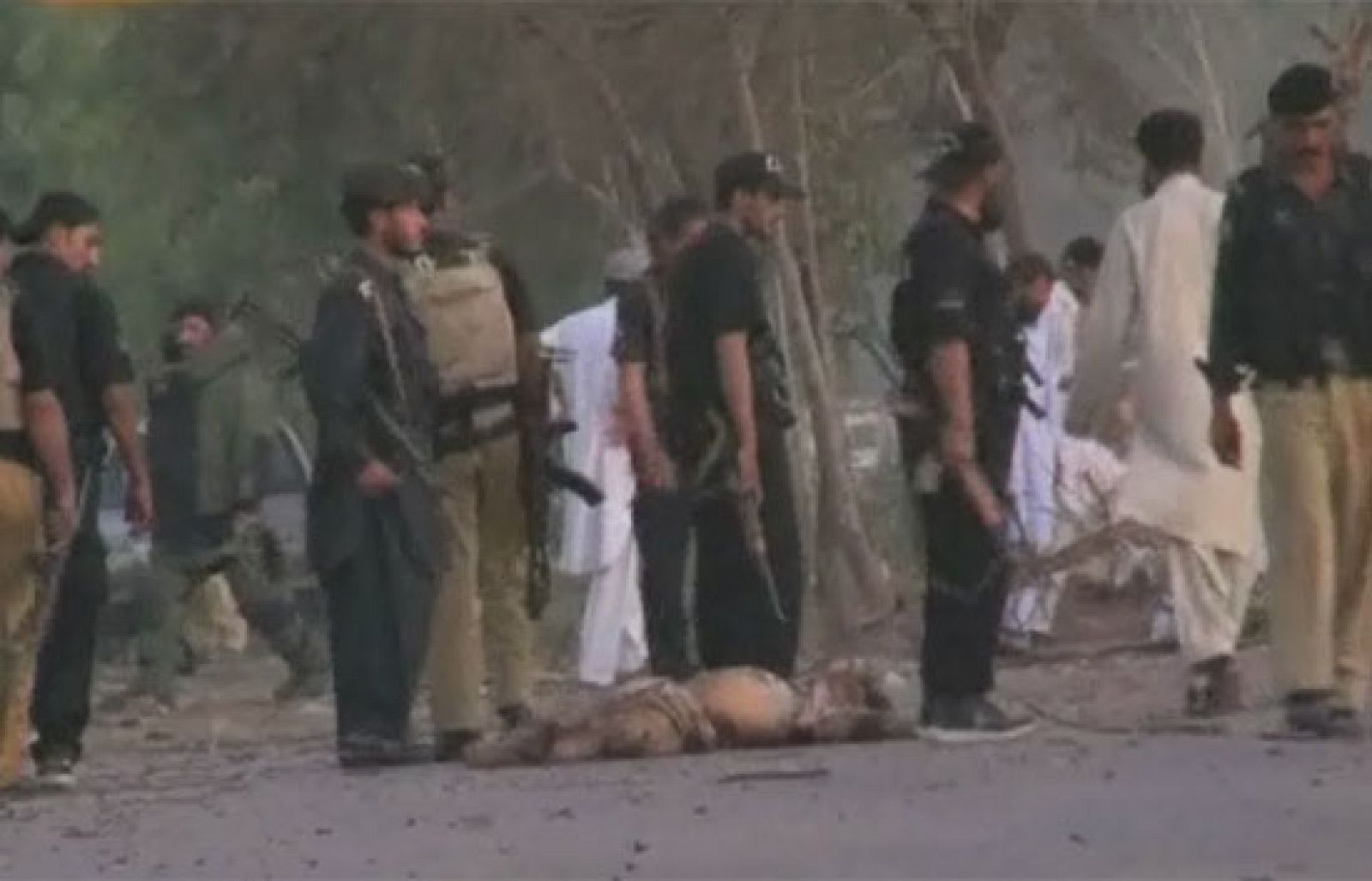 Atentado en un puesto de control en Peshawar, Pakistán | Ver