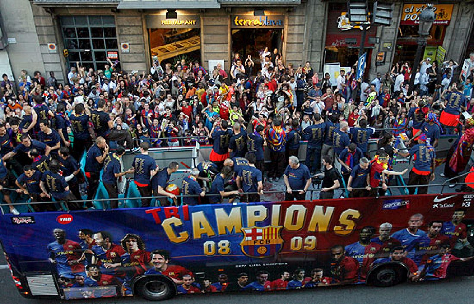 La caravana de los campeones de la Copa de Europa, del triplete, ha recorrido las calles de Barcelona.