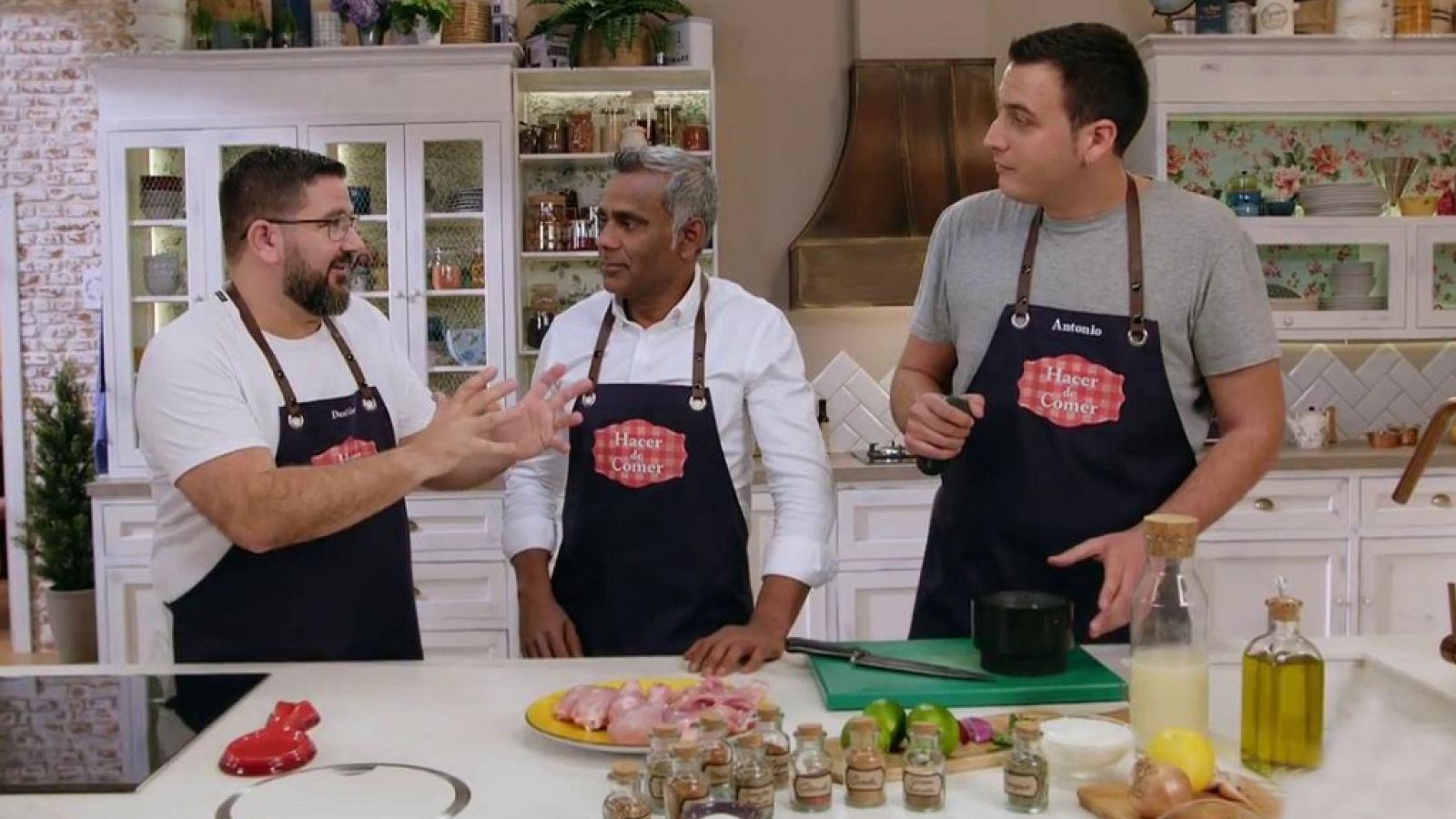 Hacer de comer - Pollo Tandoori. Curry de langostinos - ver ahora