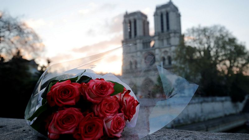 Los parisinos siguen de cerca los trabajos de estabilización que continúan en la catedral