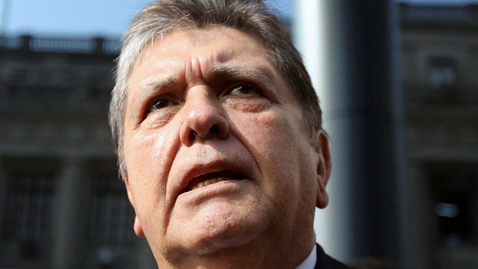Muere el expresidente peruano Alan García después de dispararse en la cabeza cuando iba a ser detenido