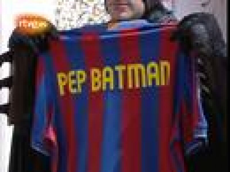 El superhéroe Batman ha aprovechado la presentación de su última aventura, "El caballero del dragón", en la que deambula por una Barcelona gótica y de postal, para posar con la camiseta del Barça en cuya espalda pone "Pep Batman".