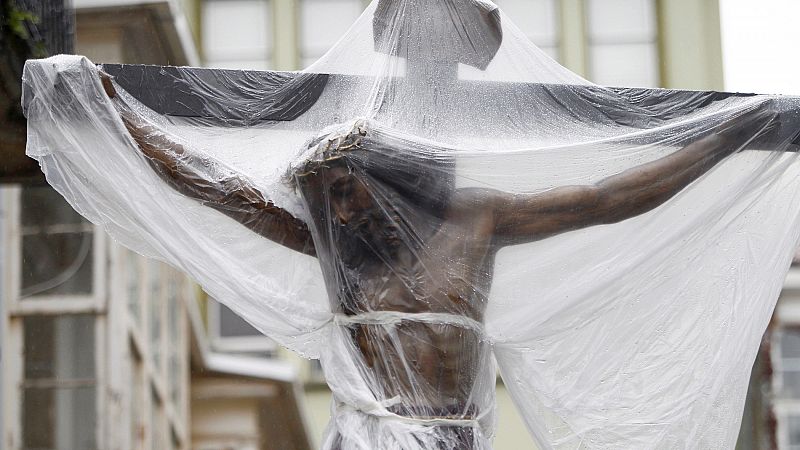 La lluvia amenaza las procesiones de este Jueves Santo en toda España