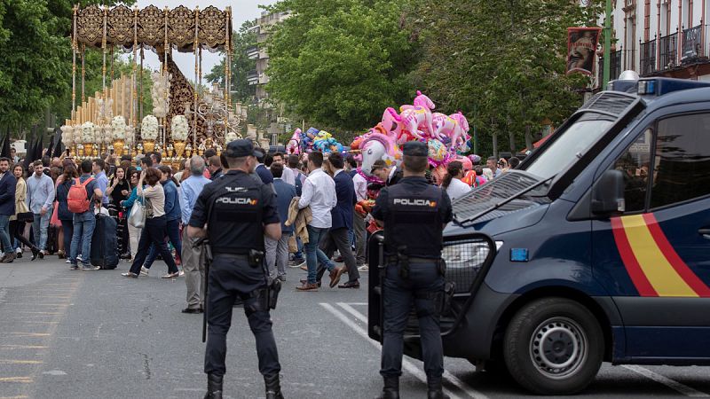 Más de 6300 personas de las tres administraciones públicas velarán por la seguridad de la celebración de la Semana Santa en Sevilla. Ellos dan una serie de consejos: no correr, no gritar y ante cualquier eventualidad, seguir sólo las instrucciones de