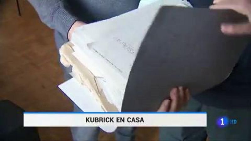 Stanley Kubrick fue un director con una carrera tan fascinante y enigmática como su propia personalidad. Algo de lo que sabe mucho el escritor Vicente Molina Foix. Él dobló al castellano los guiones de sus cinco últimas películas. Ahora recupera recu