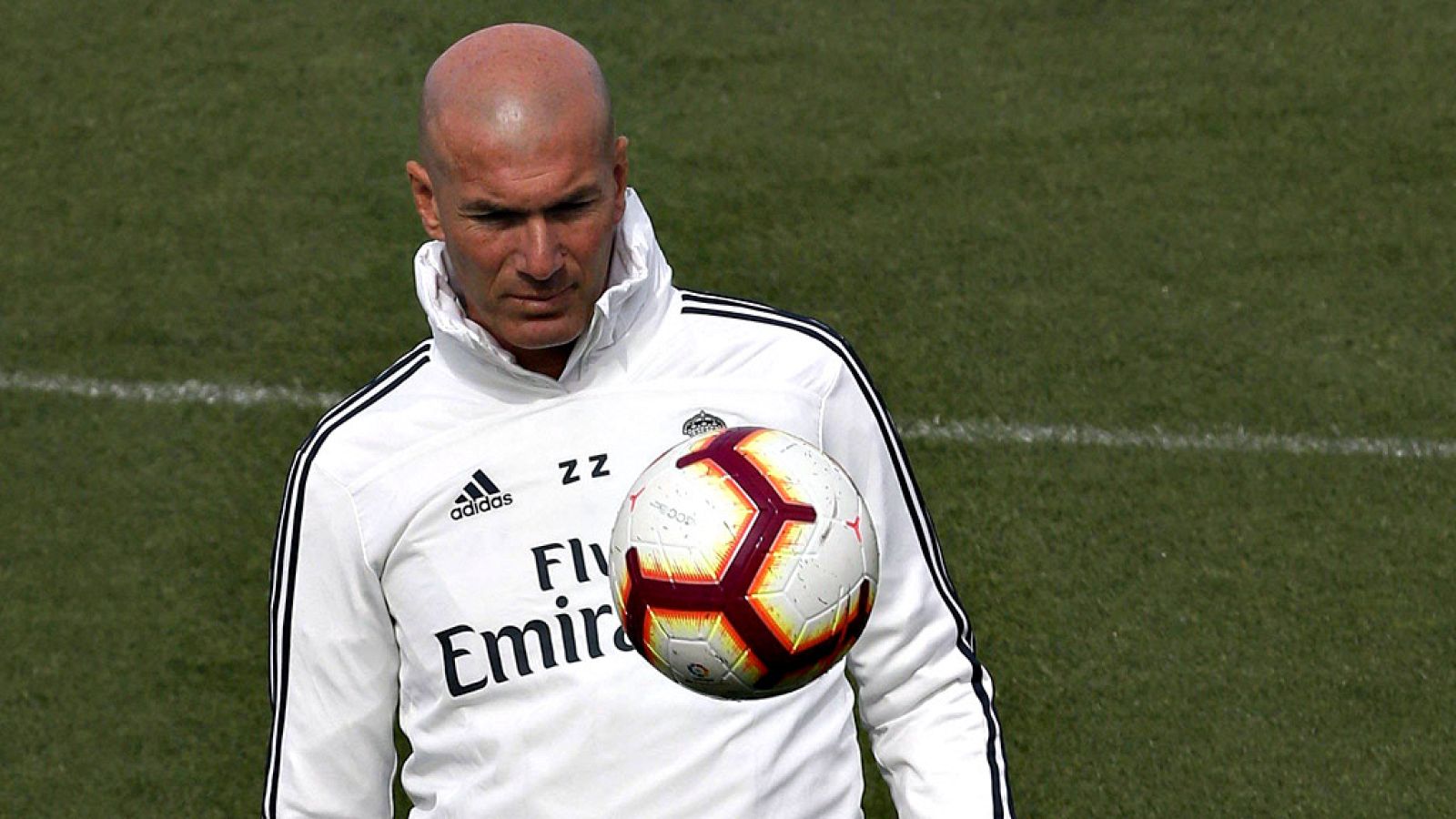 Zidane tiene que señalar quién se queda y quién se va de cara a la temporada que viene. Mientras se habla de fichajes como Pogba, Hazard y Mbappe, hemos analizado la situacion del equipo blanco con cuatro leyendas blancas: Mijatovic, Sanchís, Amavisc