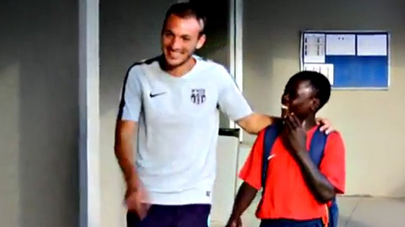 El Barça tiene 50 escuelas repartidas por todo el mundo y una vez al año invita a los mejores a que vengan a la ciudad deportiva. Para los chavales es un sueño y para el club una oportunidad de ver de cerca a estos niños que quiza algun dia puedan ll