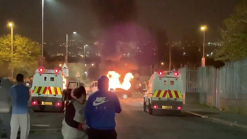 Muere una mujer por disparos en Irlanda del Norte en unos disturbios que la policía investiga como "terrorismo"