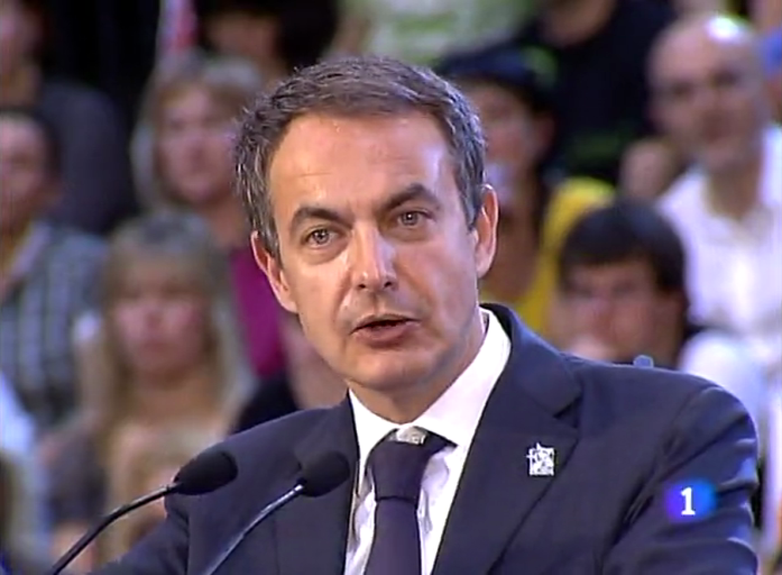  El Presidente del Gobierno, José Luis Rodríguez Zapatero, ha estado en Asturias para participar en un acto electoral del Partido Socialista. En este día mundial sin tabaco los centros de salud asturianos están ofreciendo ayuda para dejar de fumar. En Picos de Europa, equipos de rescate de Asturias, Castilla y León y Cantabria han ensayado su capacidad de respuesta ante emergencias vitales.