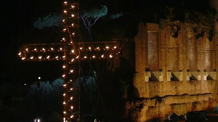 Via Crucis desde el Coliseo de Roma