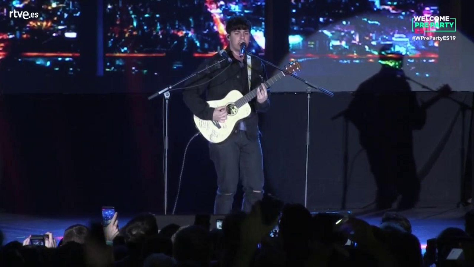 Eurovisión 2019 - Alfred García canta "Que nos sigan las luces" en la Welcome PreParty 2019