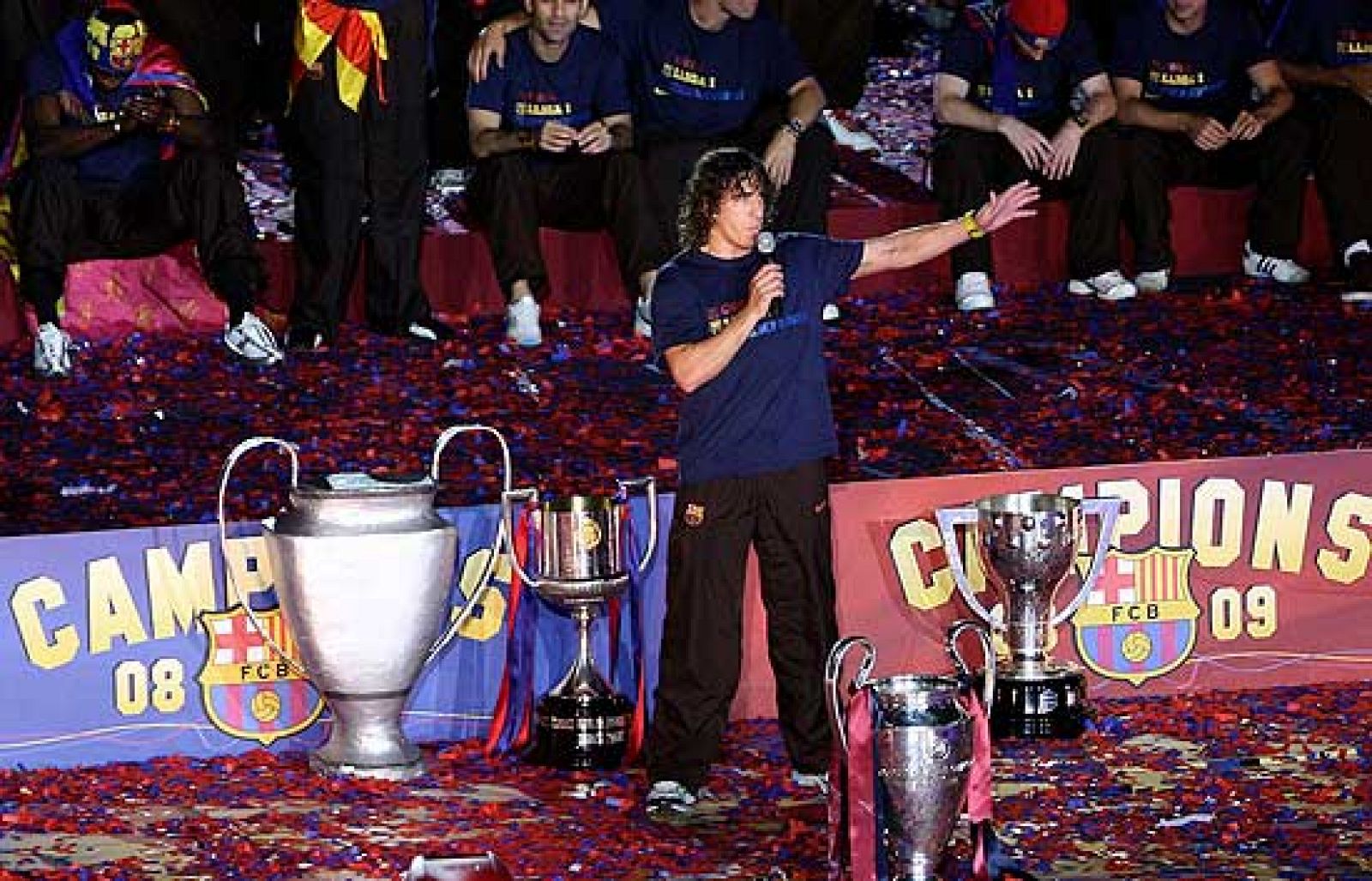 Hasta un millón de personas salieron a la calles de Barcelona para recibir a los tricampeones y los más afortunados, además, vivieron la gran fiesta, la apoteosis del Camp Nou