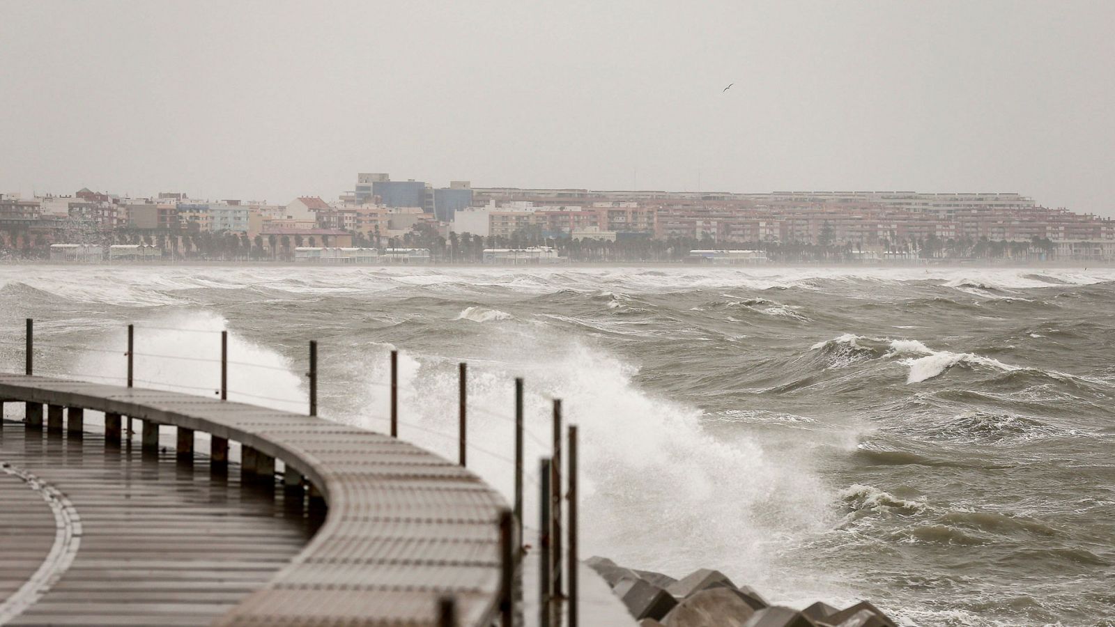 Telediario 1: Fuertes vientos e intensas lluvias en buena parte del este peninsular y Baleares | RTVE Play