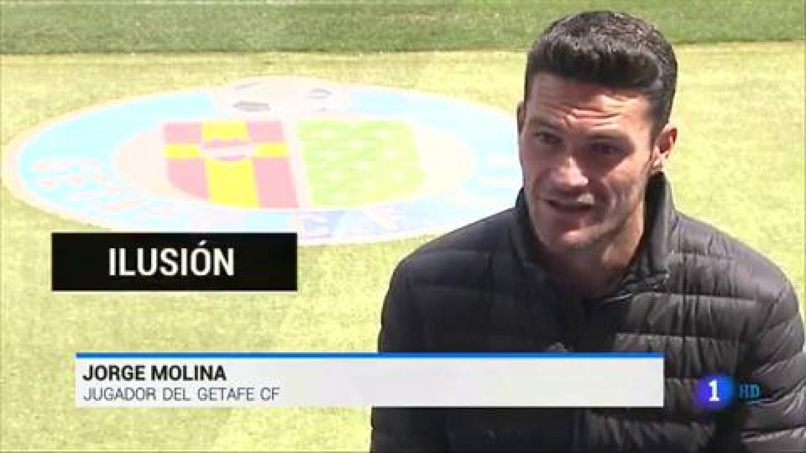 "Tengo la misma ilusión que a los 18 años. Me costó mucho llegar a Primera División. He tenido que pasar por todas las categorías", nos cuenta Jorge Molina, delantero del Getafe. que está peleando por meterse en Champions con el conjunto azulón.