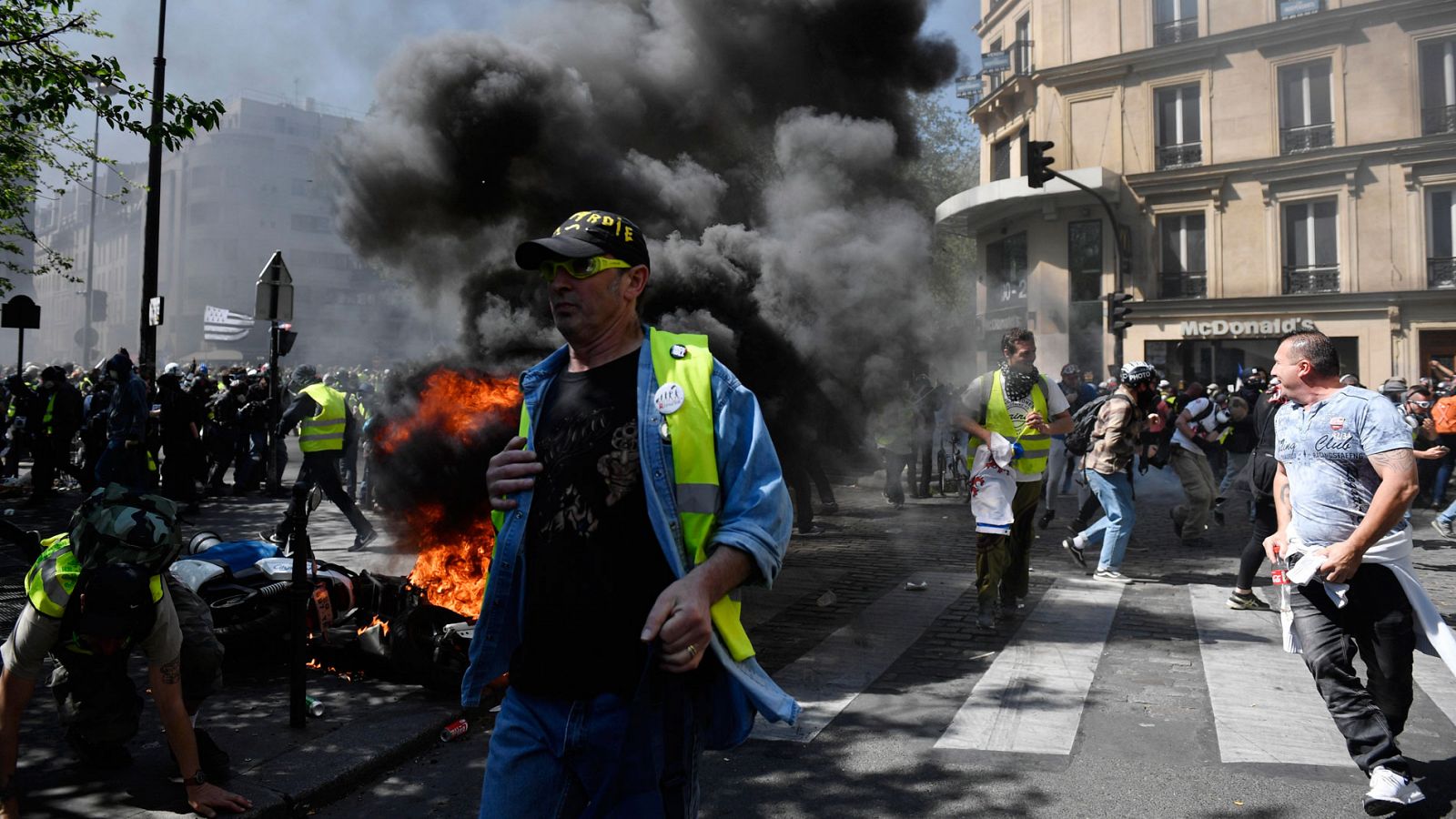 Telediario 1: Disturbios en la nueva jornada de protestas de los 'chalecos amarillos' en París | RTVE Play