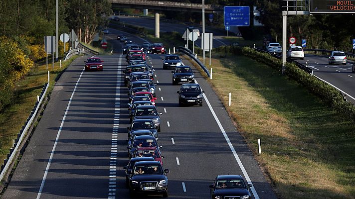 Telediario 1 - Tarde complicada en las carreteras, con retenciones de decenas de kilómetros en los accesos a las grandes ciudades