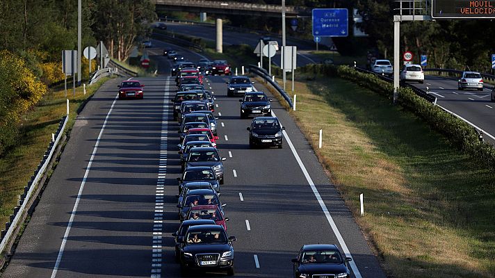 Tarde complicada en las carreteras, con retenciones de decenas de kilómetros en los accesos a las grandes ciudades