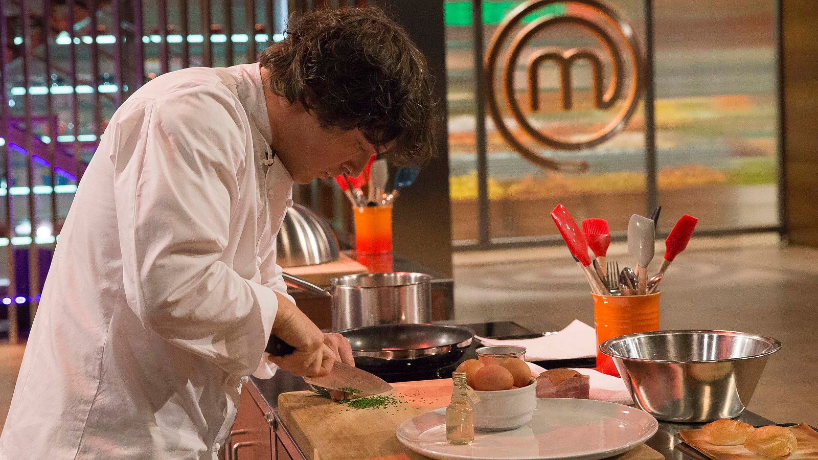 Jordi se coloca la chaquetilla y sale a cocinar