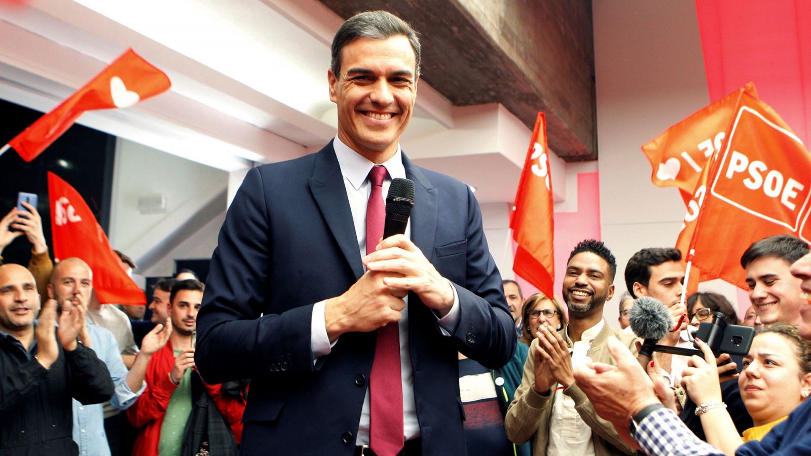 Debate Elecciones | Sánchez celebra su intervención en el debate de RTVE en Ferraz - RTVE.es