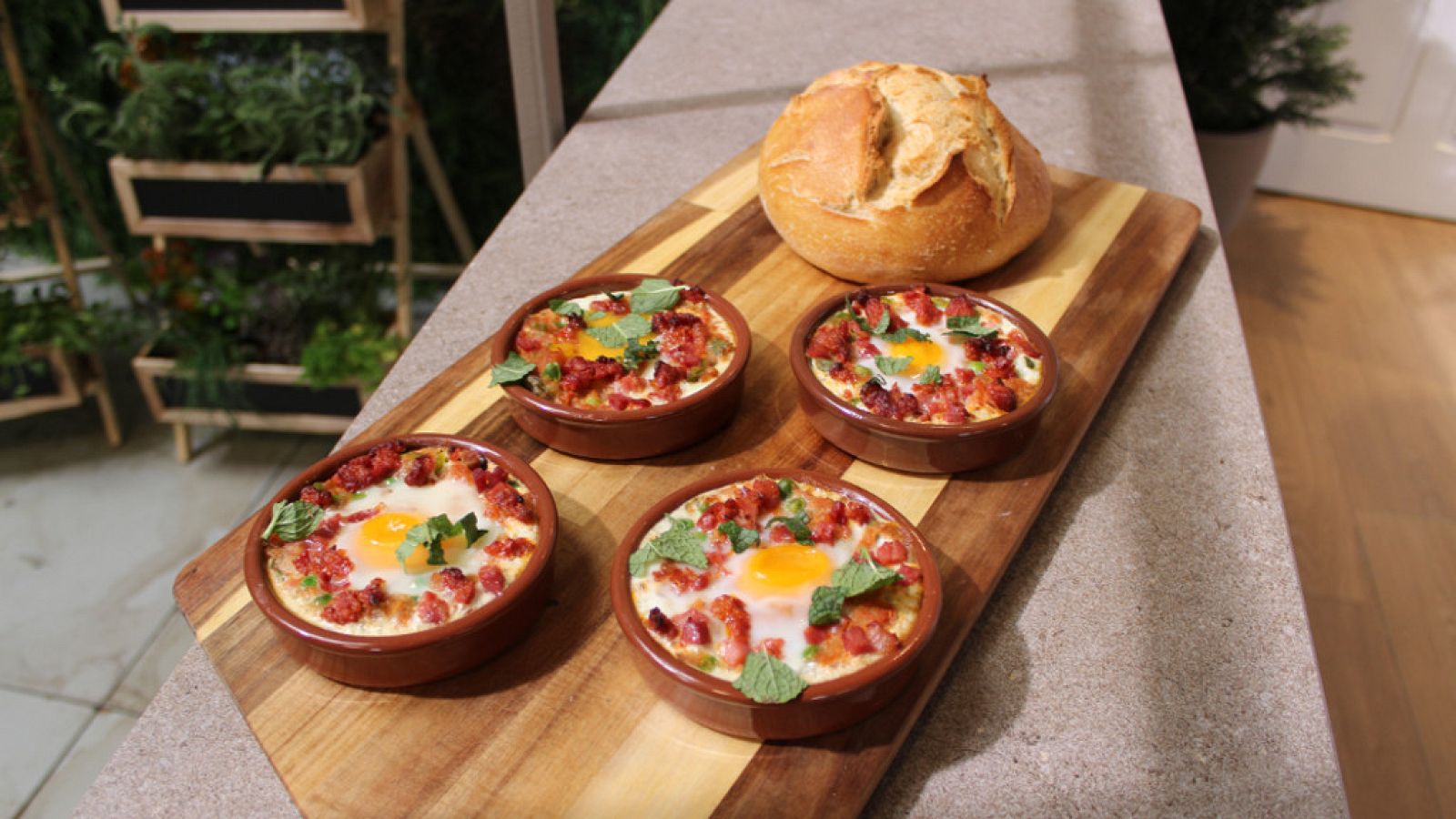 Hacer de comer - Huevos rellenos. Huevos a la flamenca - ver ahora