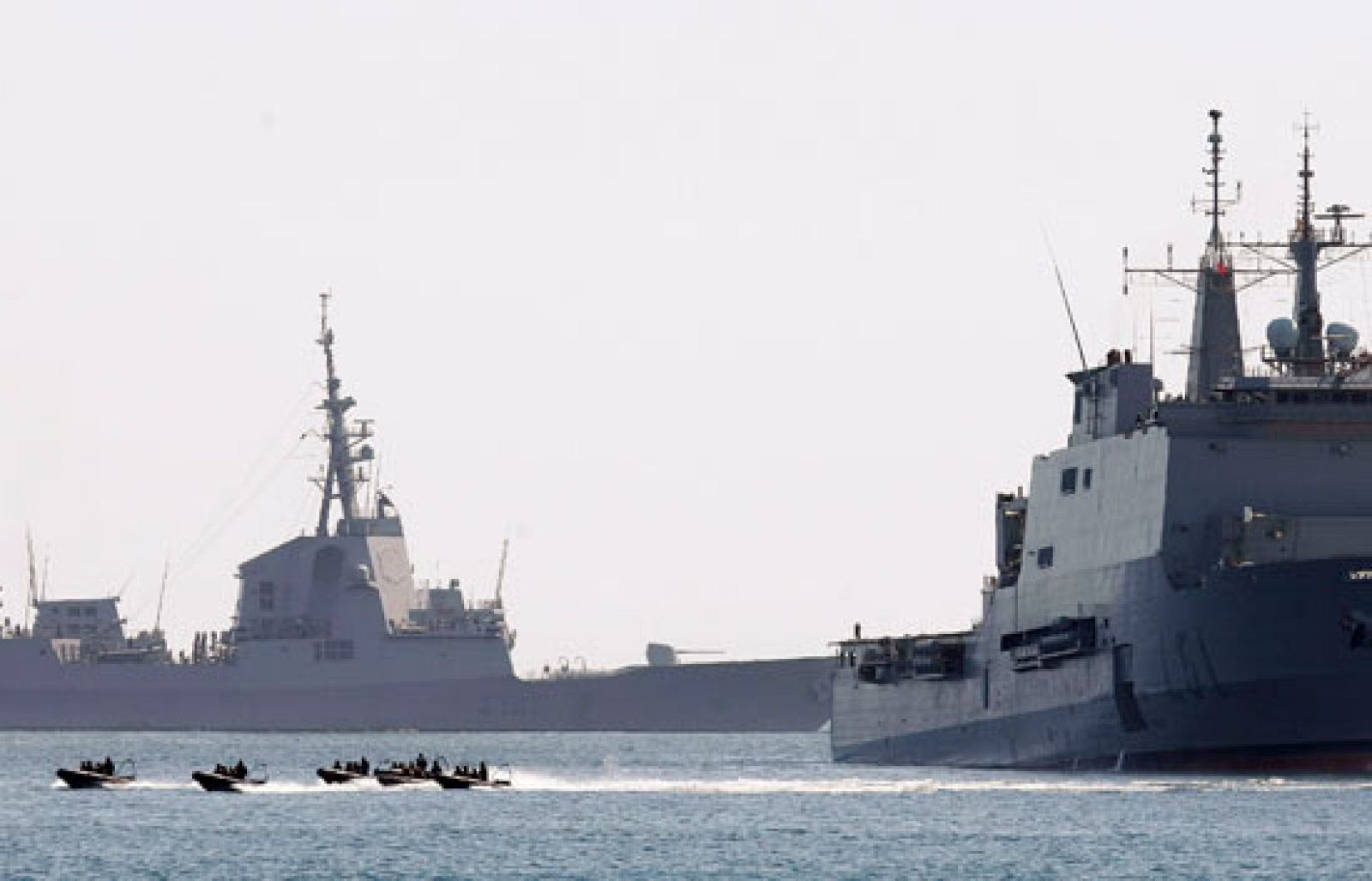 Unas 100.000 personas han presenciado hoy una de las mayores exhibiciones aeronavales realizada en España con motivo del Día de las Fuerzas Armadas, que se celebra este fin de semana en Santander, en la que unos mil militares han simulado un desembarco y rescate de rehenes en la playa de El Sardinero.